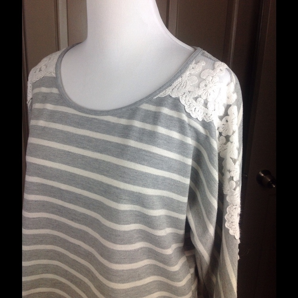 Maurice's Top Sweatshirt Small High Low Crochet